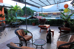 hotel las colinas patio 
 - Costa Rica